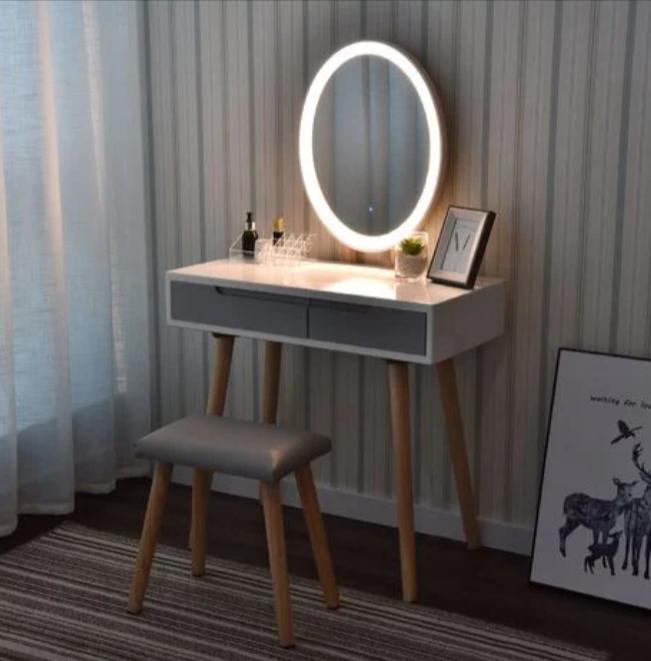 coiffeuse-fille-ado-miroir-et-lampe