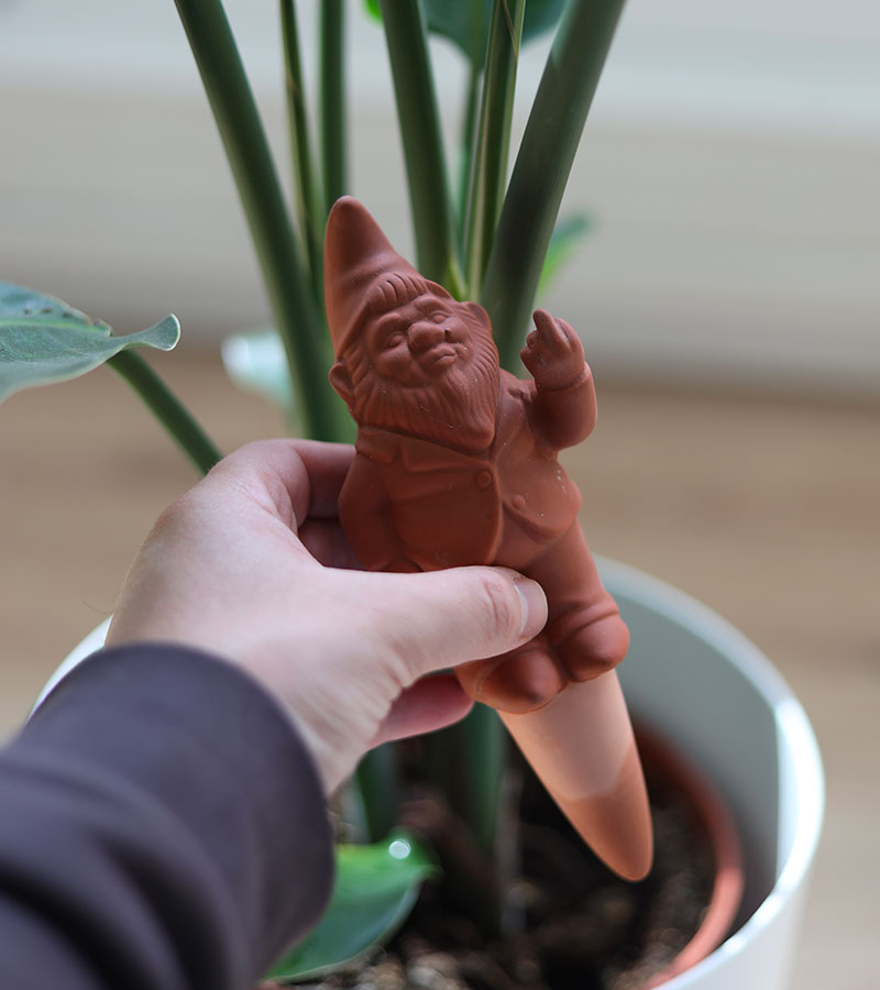 gnome-terracotta-irrigateur-de-plantes-lavant-gardiste