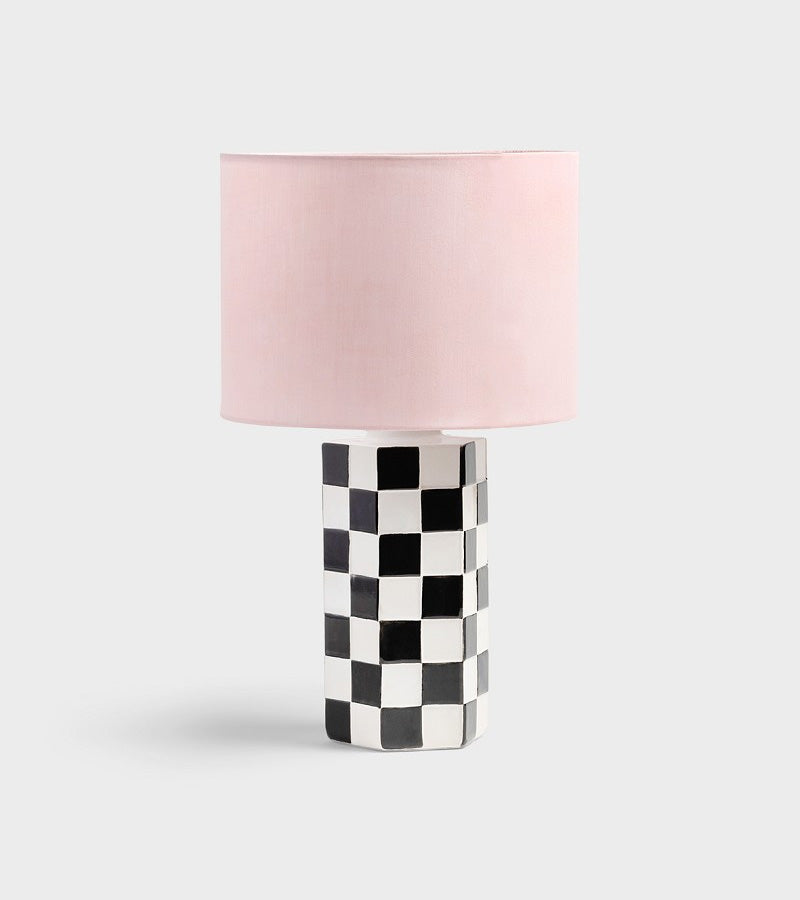 lampe-de-table-damier-noir-et-blanc-lavant-gardiste