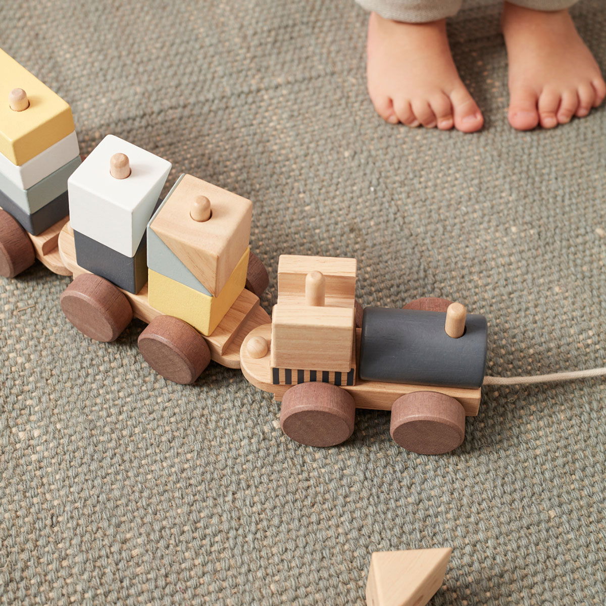 petit-train-empilable-en-bois-les-petits-raffineurs-3