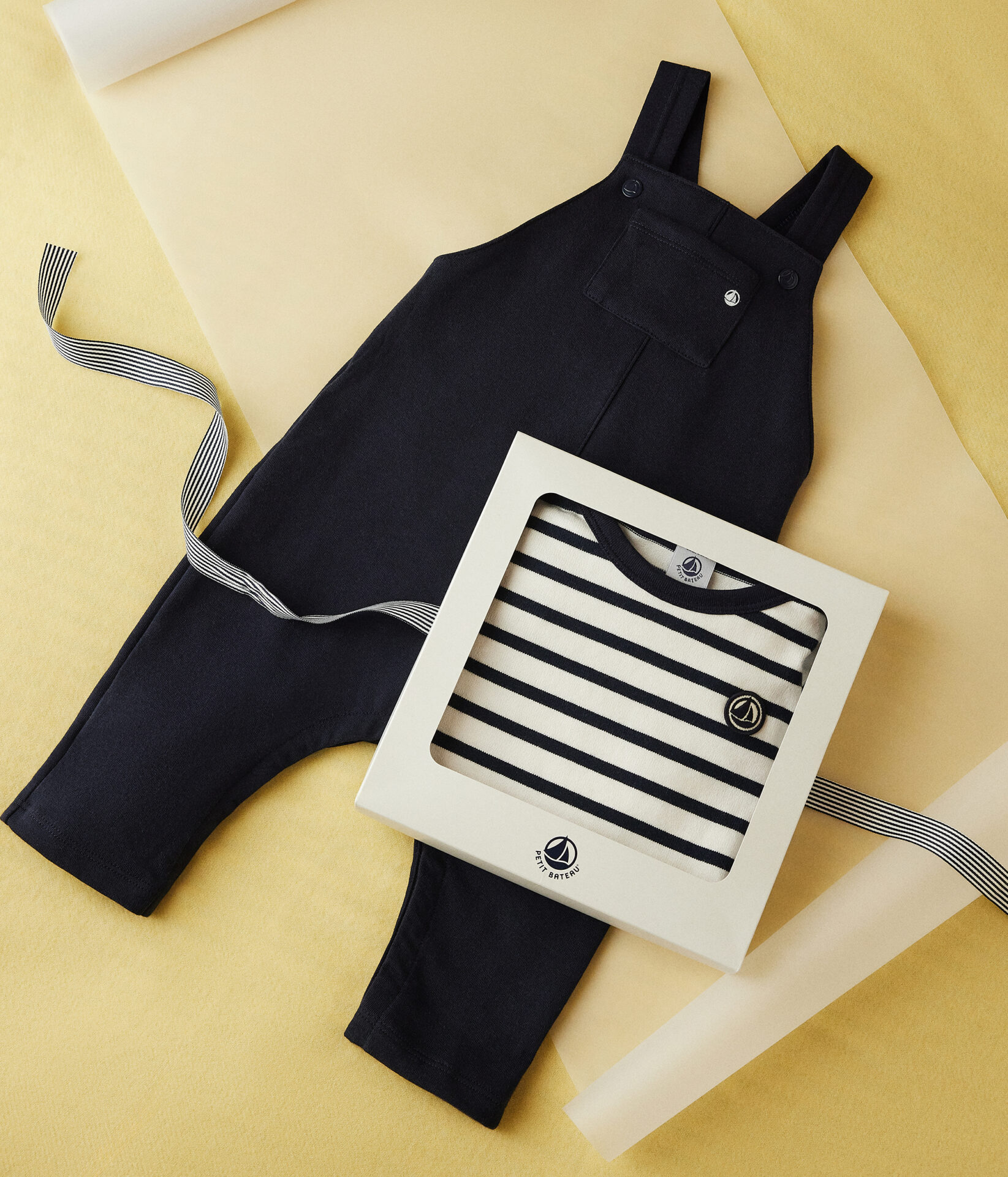 ensemble-salopette-et-marinire-en-jersey-bb-garon-petit-bateau